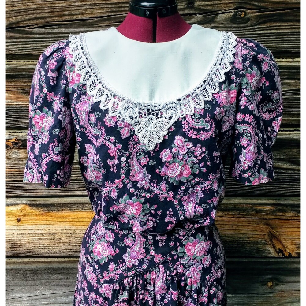 Vintage 1980s Floral Dress. Back buttons, puff sleeves, Lace collar, Midi. S